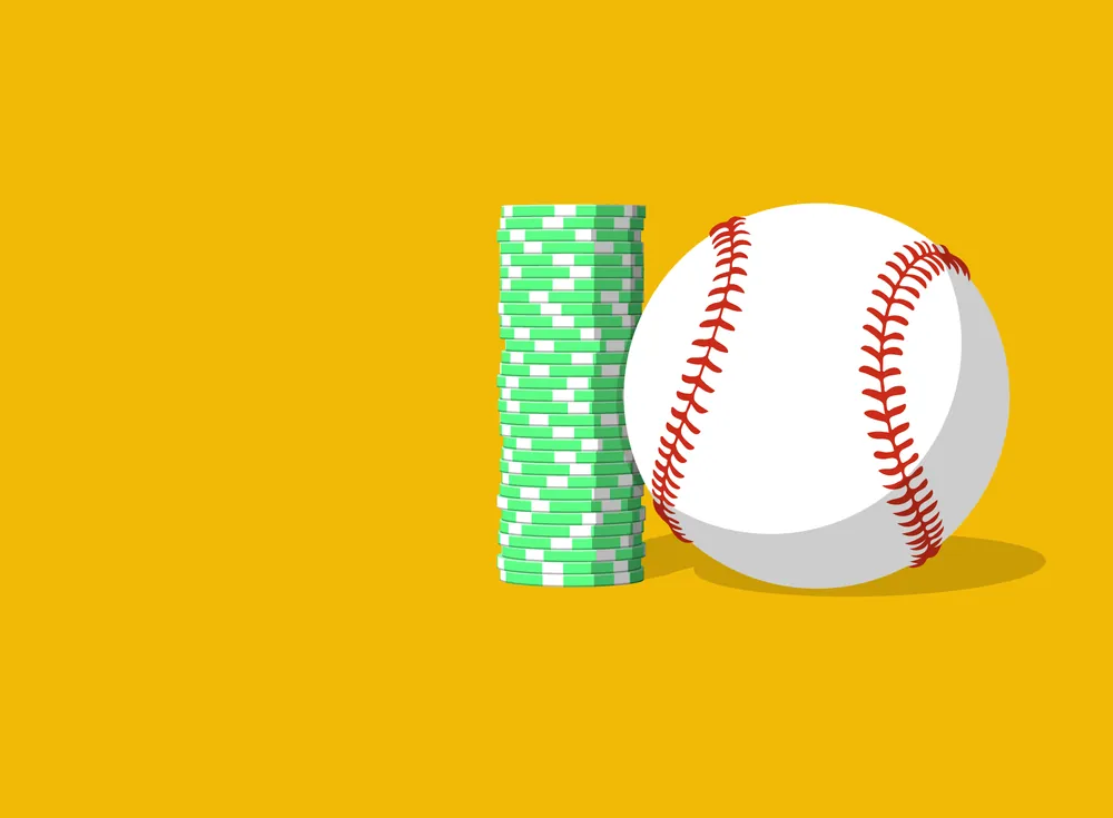 Pila de fichas verdes junto a una pelota de béisbol sobre fondo amarillo
